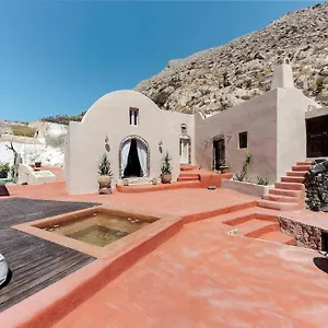 Tebeli Emporio (Santorini)
