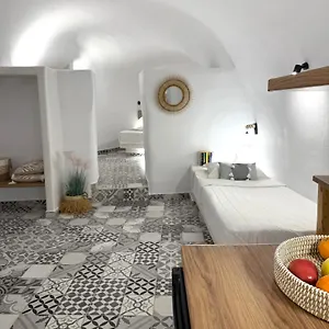 The Nest Apartment Fira (Santorini)