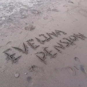 Evelina Pension: Diverse Near Black * Perissa (Santorini)