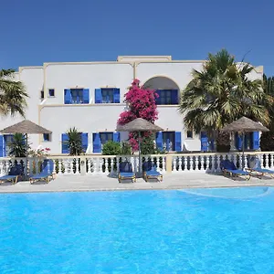 Nikolas Villas *